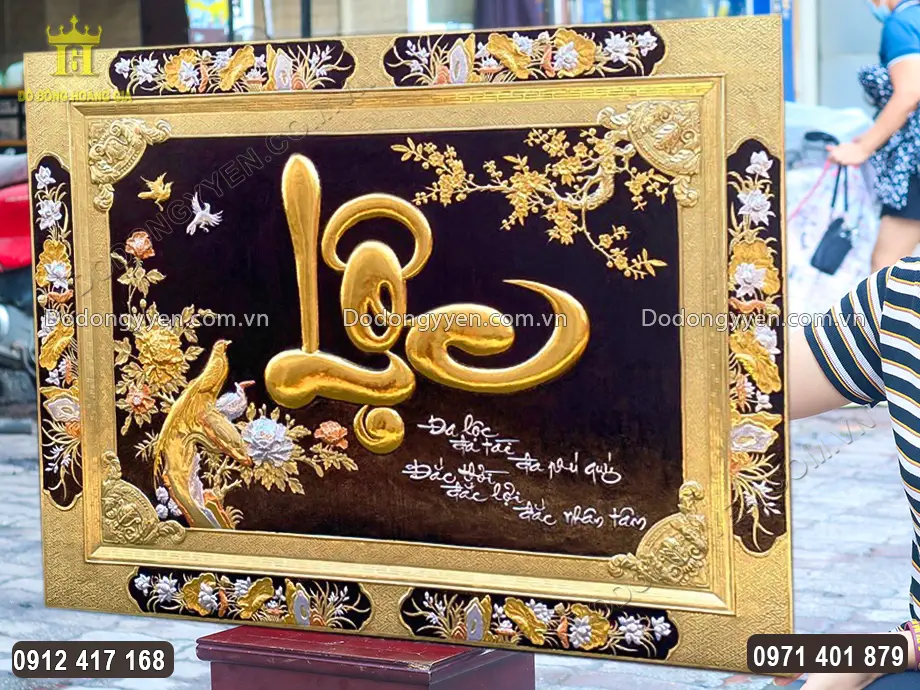 Tranh n&ecirc;n được treo tại kh&ocirc;ng gian tho&aacute;ng, nhiều &aacute;nh s&aacute;ng